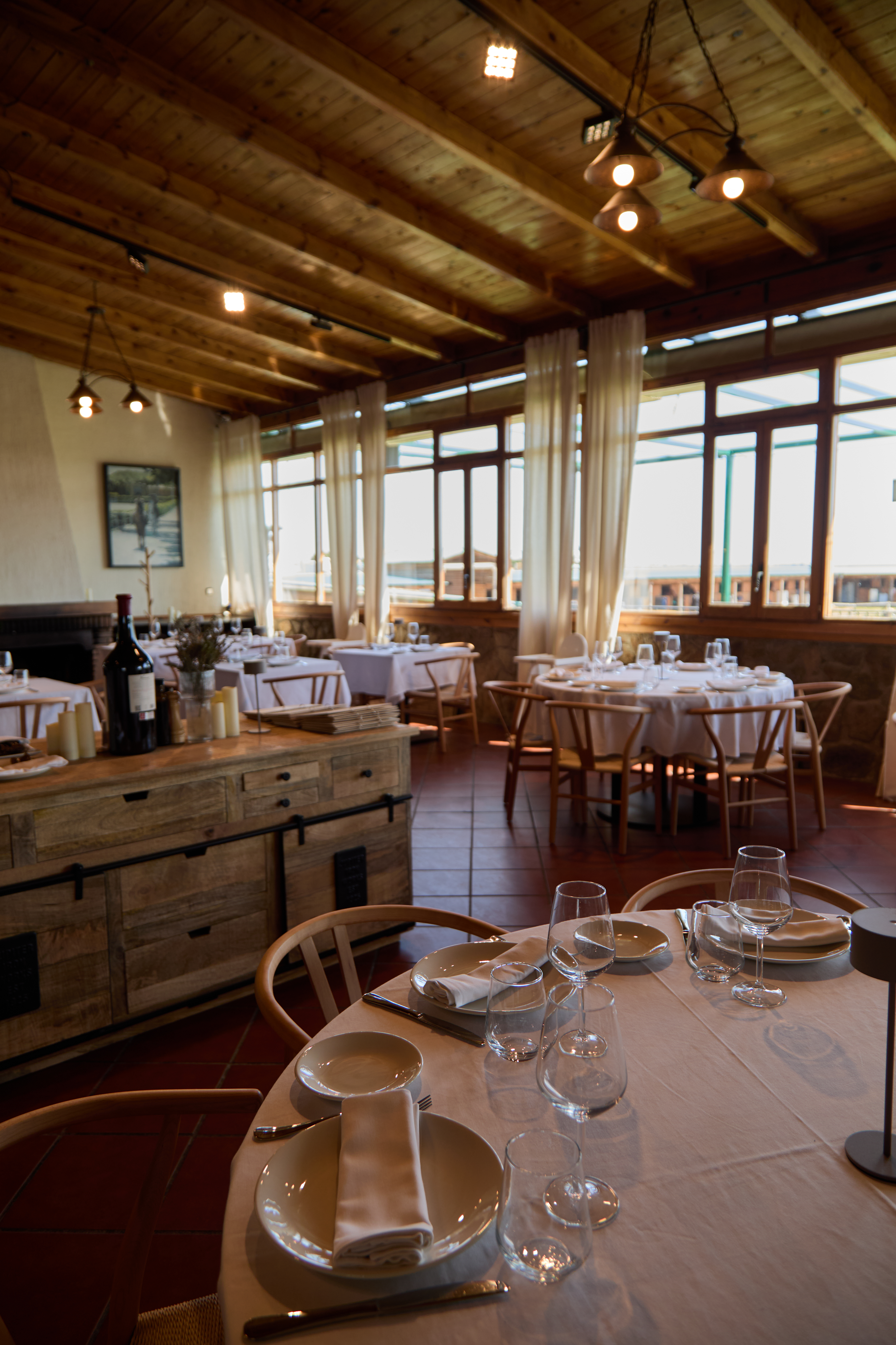Interior del Restaurante La Hípica con mesas vestidas