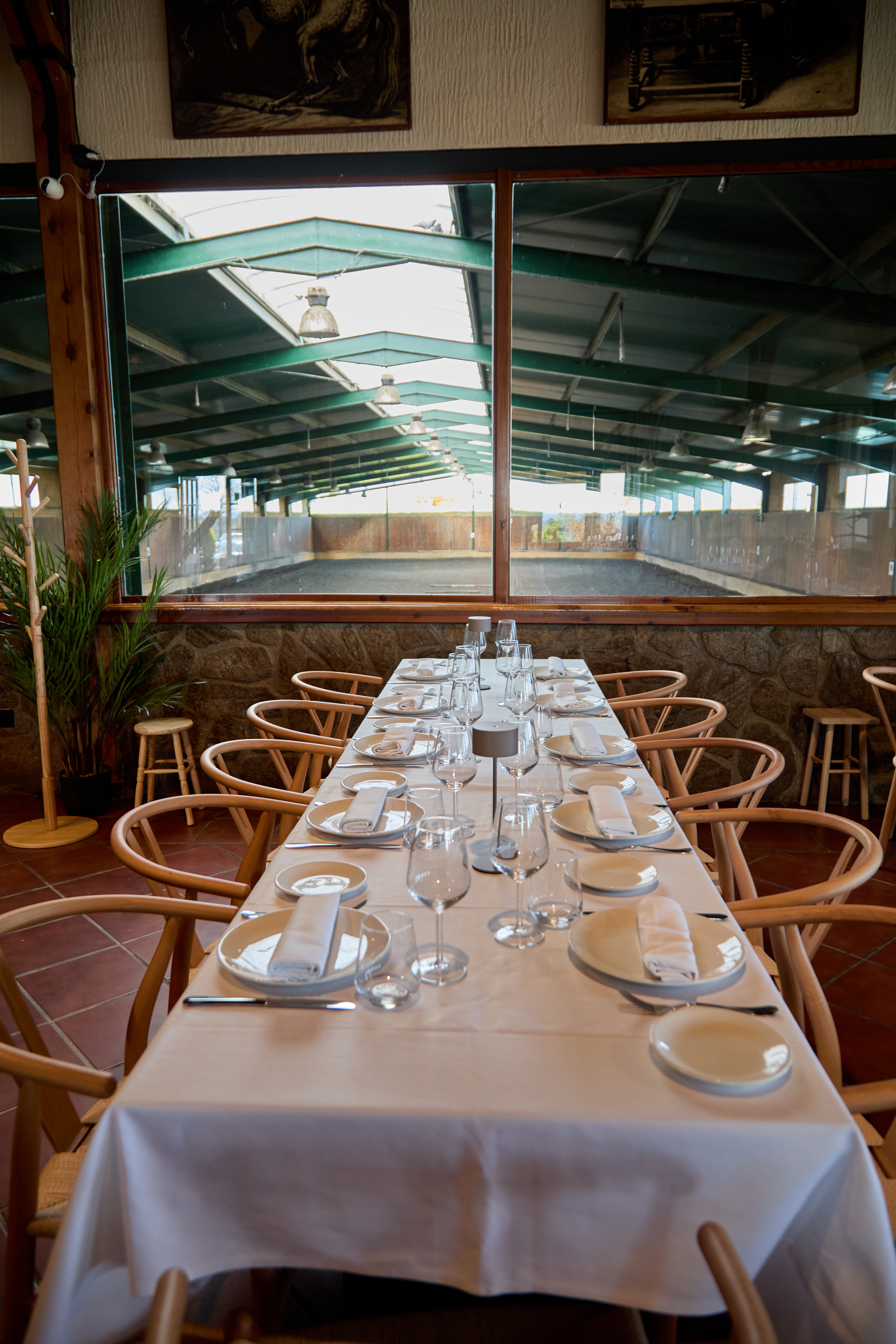 Mesa larga del restaurante con vistas a la pista